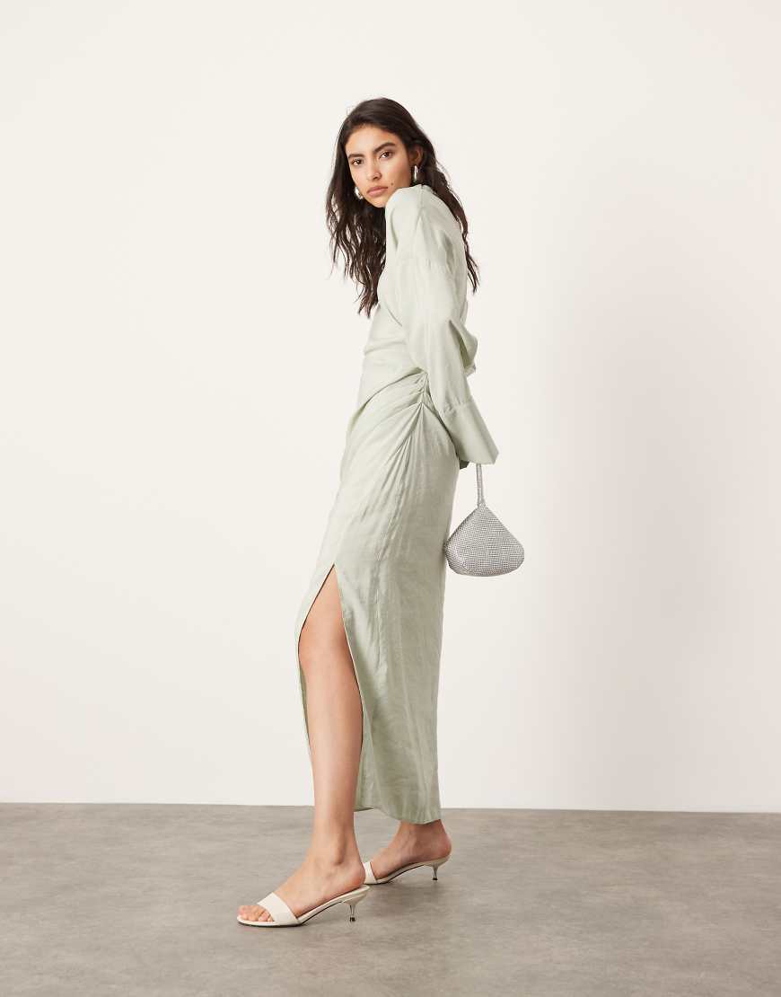 ASOS EDITION - Weiches, hochgeschlossenes Maxikleid in blassem Salbeigrün mit Cut-Out am Rücken und Raffung-Bunt ASOS EDITION - Weiches, hochgeschlossenes Maxikleid in blassem Salbeigrün mit Cut-Out am Rücken und Raffung-Bunt von ASOS EDITION