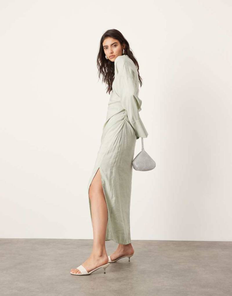 ASOS EDITION - Weiches, hochgeschlossenes Maxikleid in blassem Salbeigrün mit Cut-Out am Rücken und Raffung-Bunt ASOS EDITION - Weiches, hochgeschlossenes Maxikleid in blassem Salbeigrün mit Cut-Out am Rücken und Raffung-Bunt von ASOS EDITION