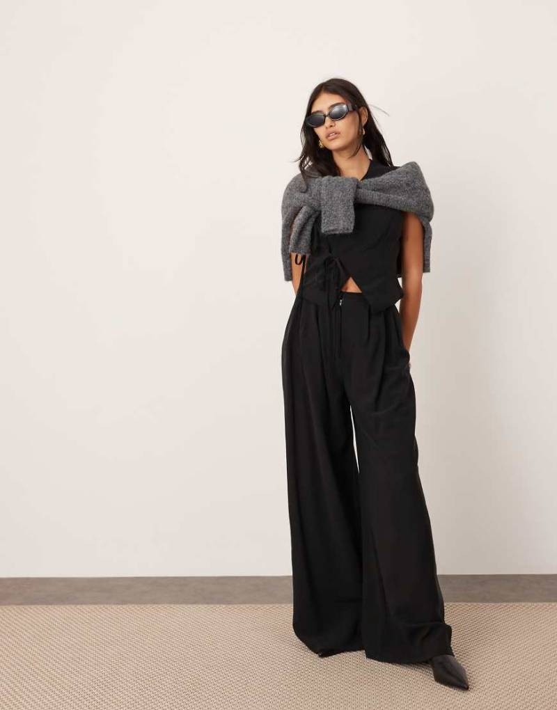 ASOS EDITION - Weit geschnittene Hose in Schwarz mit minimalistischem Bund, Kombiteil-Bunt von ASOS EDITION