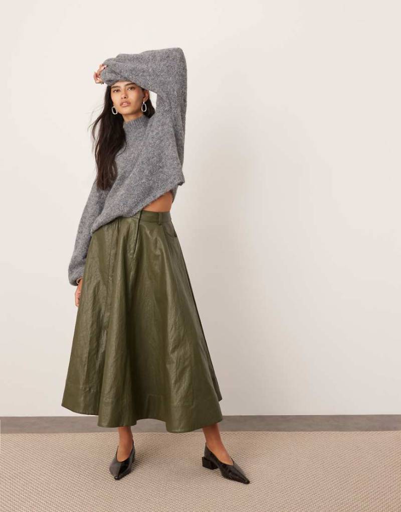 ASOS EDITION - Weiter Midirock aus Kunstleder in Knitteroptik in Khakigrün-Bunt von ASOS EDITION