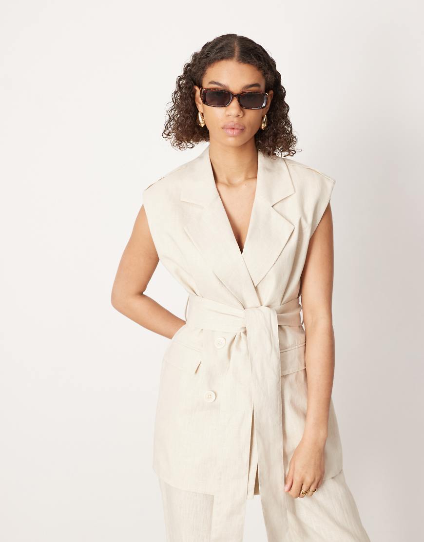 ASOS EDITION - Zweireihiger, ärmelloser Blazer in Steinbeige mit Bindegürtel, Kombiteil-Neutral ASOS EDITION - Zweireihiger, ärmelloser Blazer in Steinbeige mit Bindegürtel, Kombiteil-Neutral von ASOS EDITION