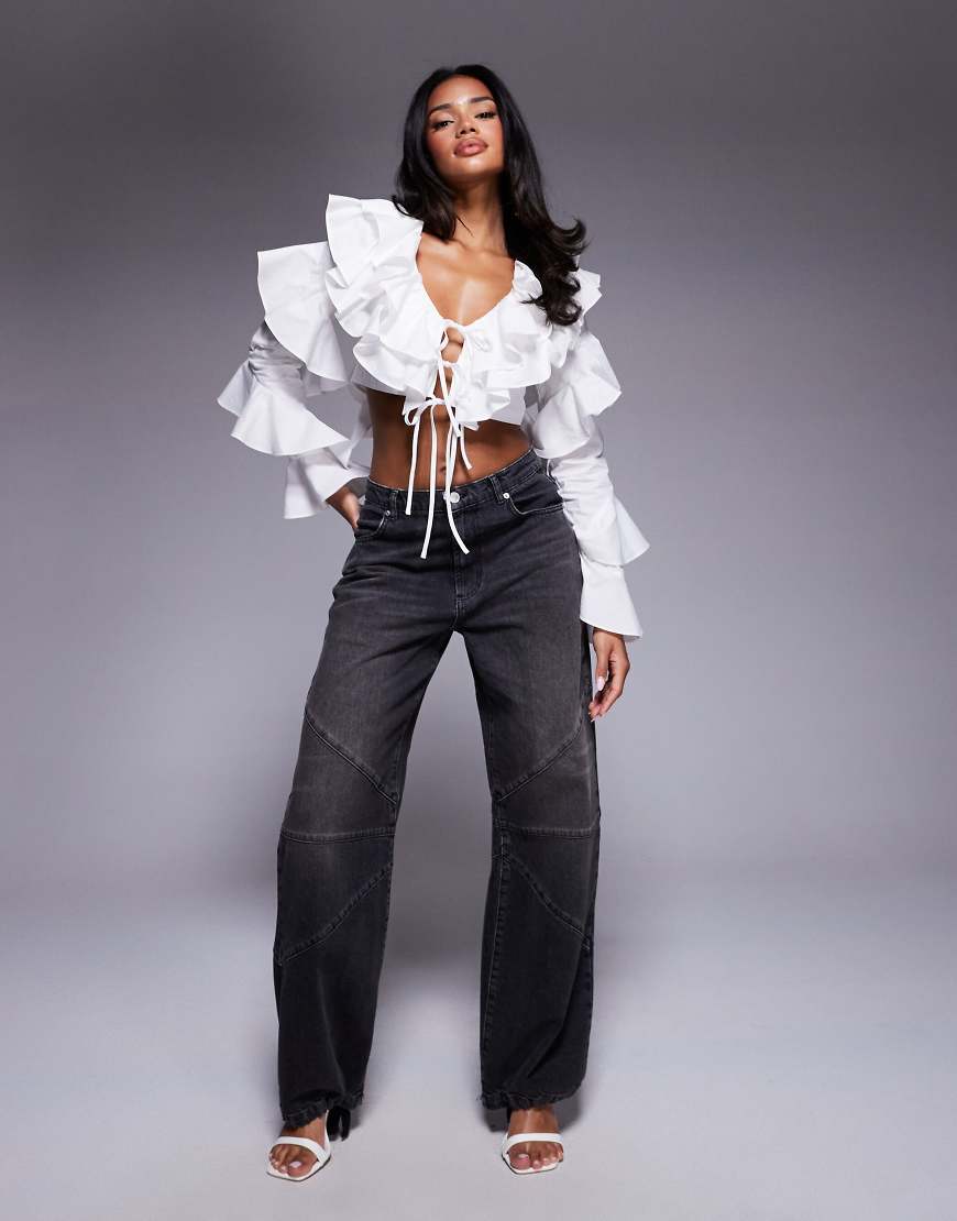 ASOS LUXE - Barrel-Jeans aus Denim in schwarzer Waschung mit verstellbaren Bündchen von ASOS LUXE