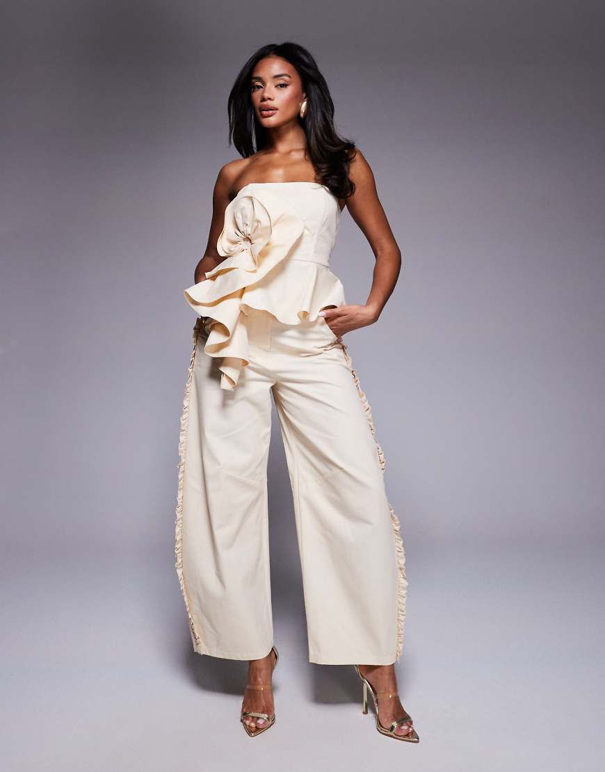 ASOS LUXE - Barrel-Leg-Hose in Buttermilchgelb aus Baumwoll-Twill mit Rüschen, Kombiteil von ASOS LUXE