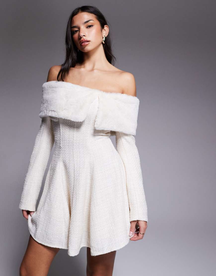 ASOS LUXE - Bouclé-Minikleid in Cremeweiß mit Kunstpelzbesatz von ASOS LUXE