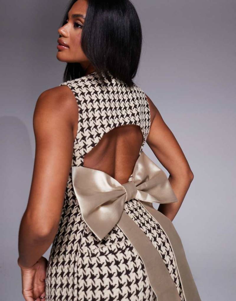 ASOS LUXE - Bouclé-Weste in Schokobraun mit Hahnentrittmuster, verzierten Knöpfen und Rückenschleife, Kombiteil von ASOS Luxe