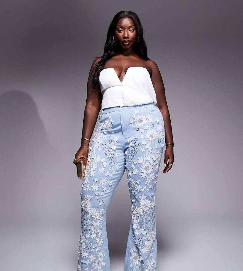 ASOS LUXE Curve - Denim-Schlagjeans in verwaschenem Mittelblau mit Schmucksteinverzierung in Weiß von ASOS LUXE