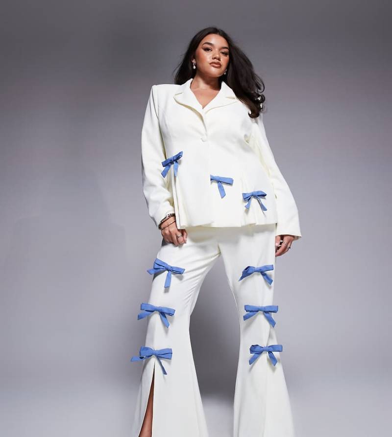 ASOS LUXE Curve - Elegante Hose in Creme mit Denim-Schleifen, Kombiteil-Weiß von ASOS Luxe