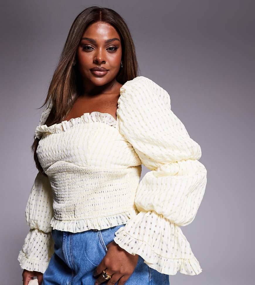 ASOS LUXE Curve - Gesmoktes, strukturiertes Oberteil in Buttermilchgelb mit Puffärmeln und Vichy-Karo von ASOS LUXE