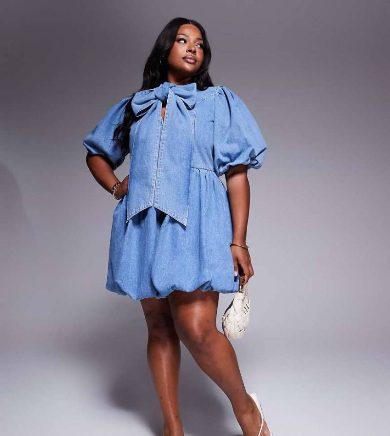 ASOS LUXE Curve - Kurzes Jeanskleid in hellblauer Waschung mit Ballonsaum und Schluppen-Schleife von ASOS LUXE