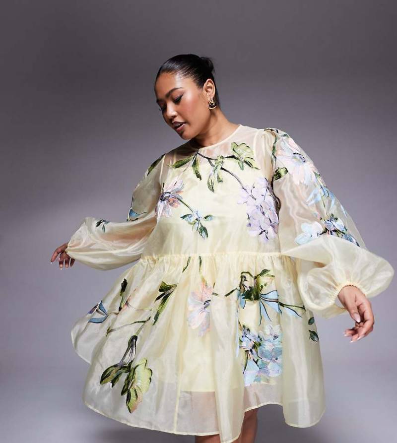 ASOS LUXE Curve - Kurzes Oversize-Hängerkleid in Buttermilchgelb aus Organza mit Blumenstickerei von ASOS LUXE