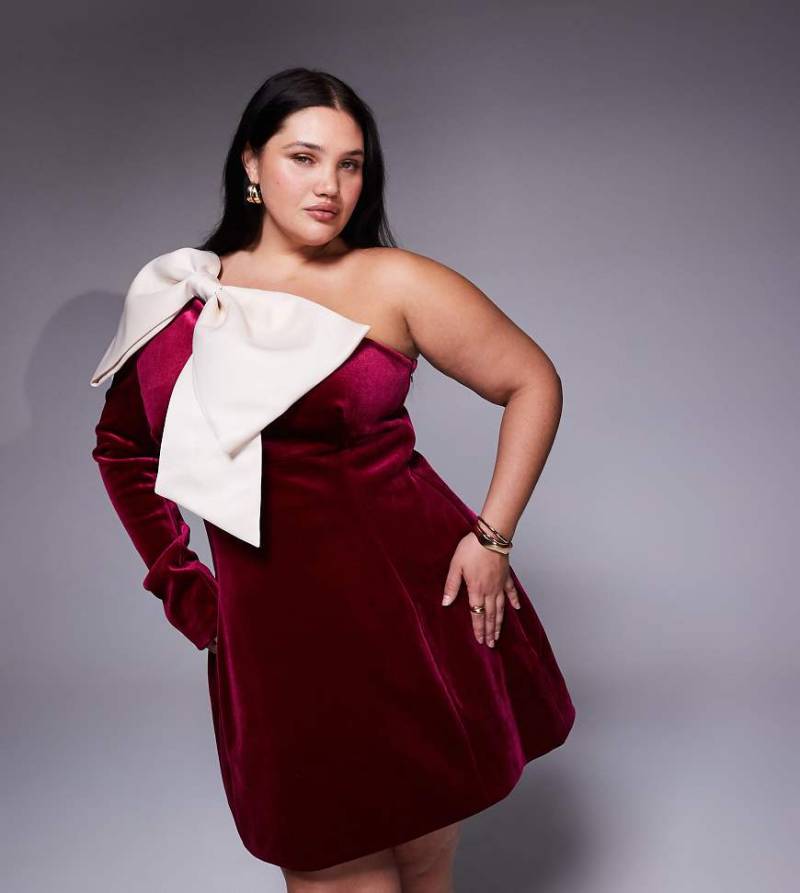 ASOS LUXE - Curve - One-Shoulder-Minikleid in Burgunderrot aus Samt mit Schleifen-Detail von ASOS LUXE