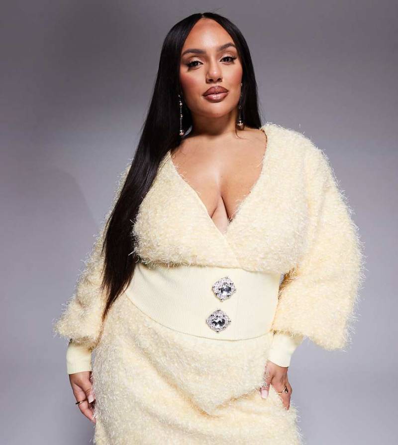 ASOS LUXE Curve - Strukturierte, flauschige Strickjacke in Buttermilchgelb mit verzierten Knöpfen, Kombiteil von ASOS Luxe