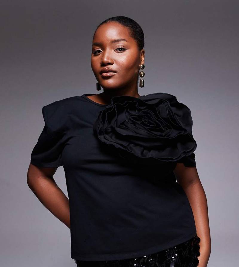 ASOS LUXE Curve - T-Shirt aus hochwertigem Material in Schwarz mit Blumenapplikation von ASOS Luxe