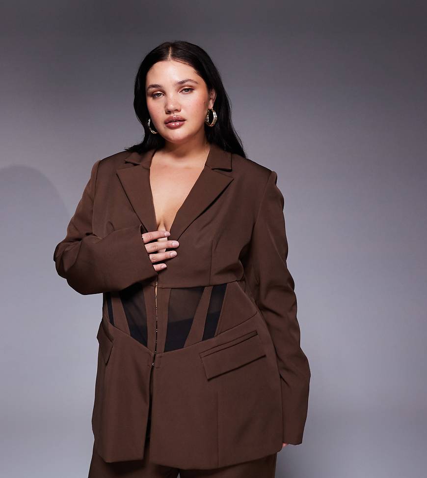 ASOS LUXE Curve - Taillierter Blazer in Braun mit farblich abgesetzten Einsätzen, Kombiteil-Brown von ASOS LUXE