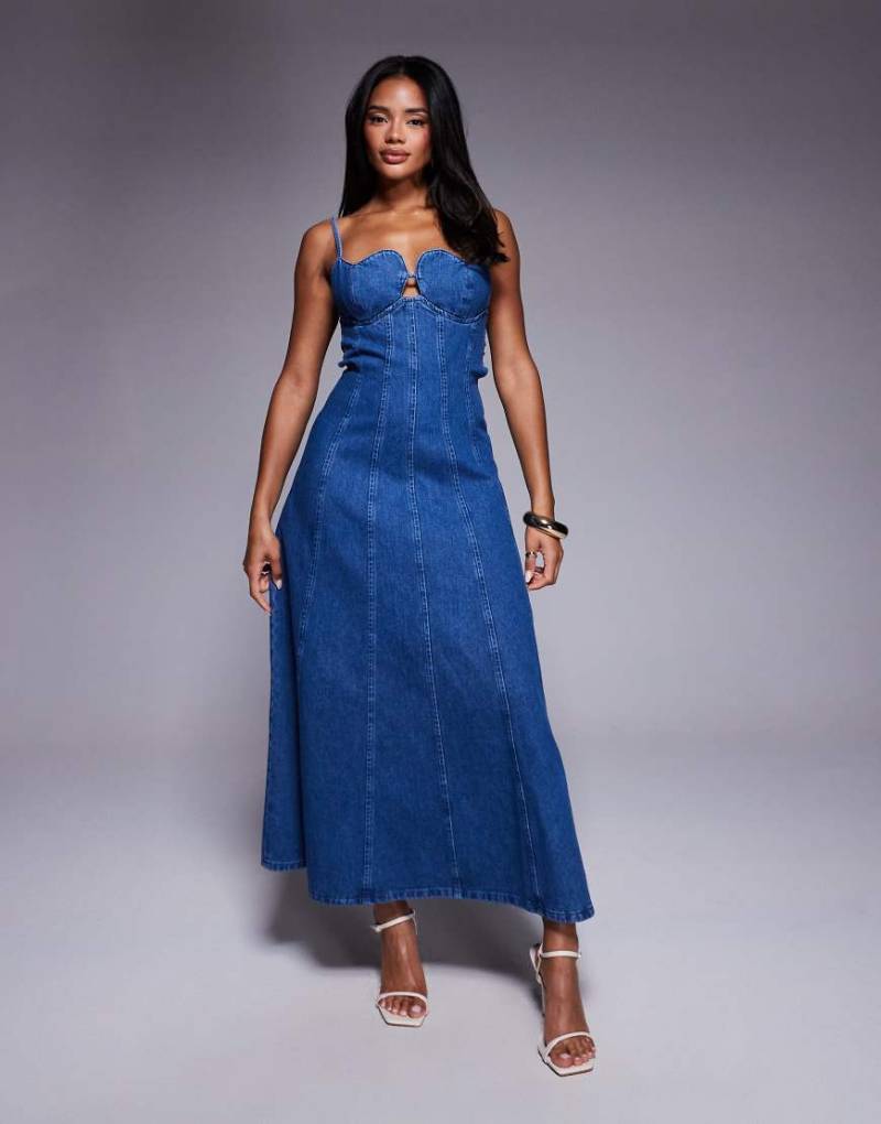 ASOS LUXE - Denim-Maxikleid in mittelblauer Waschung mit Herz-Cup-Optik von ASOS LUXE