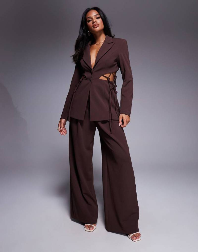 ASOS LUXE - Elegante Crepe-Hose in Schokobraun mit weitem Bein, Kombiteil-Brown von ASOS LUXE