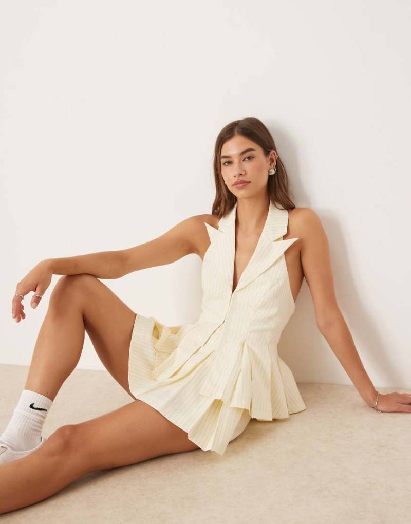 ASOS LUXE - Elegantes Westen-Top in Buttermilchgelb mit Nadelstreifen und betonter Taille von ASOS Luxe