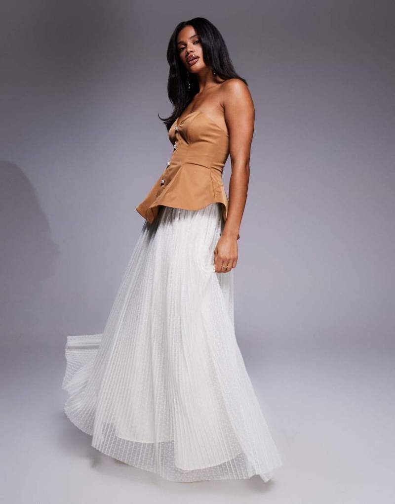 ASOS LUXE - Geformtes, trägerloses Maxikleid in Camel mit Faltenrock aus Dobby-Netzstoff-Brown von ASOS LUXE