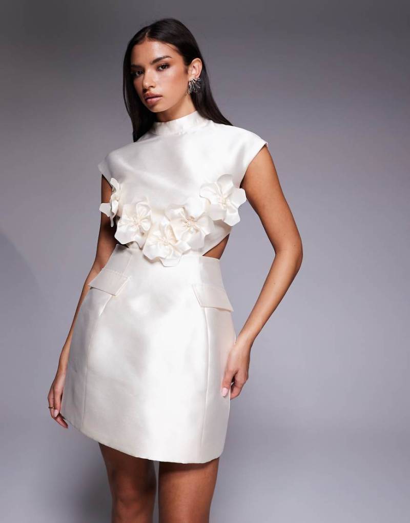 ASOS LUXE - Geformtes Minikleid in Creme aus strukturiertem Satin mit Ansteckblumen-Weiß ASOS LUXE - Geformtes Minikleid in Creme aus strukturiertem Satin mit Ansteckblumen-Weiß von ASOS LUXE