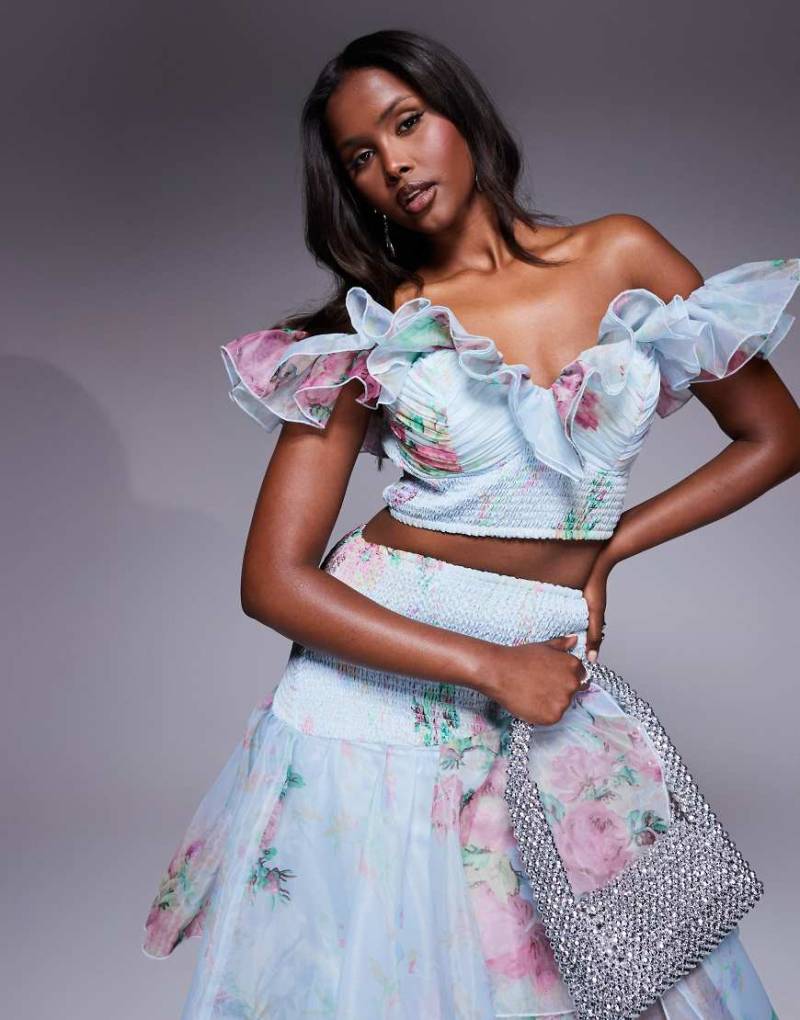 ASOS LUXE - Gesmoktes Cropped-Oberteil in Blau mit Körbchen, Rüschen und Blumenmuster, Kombiteil von ASOS Luxe