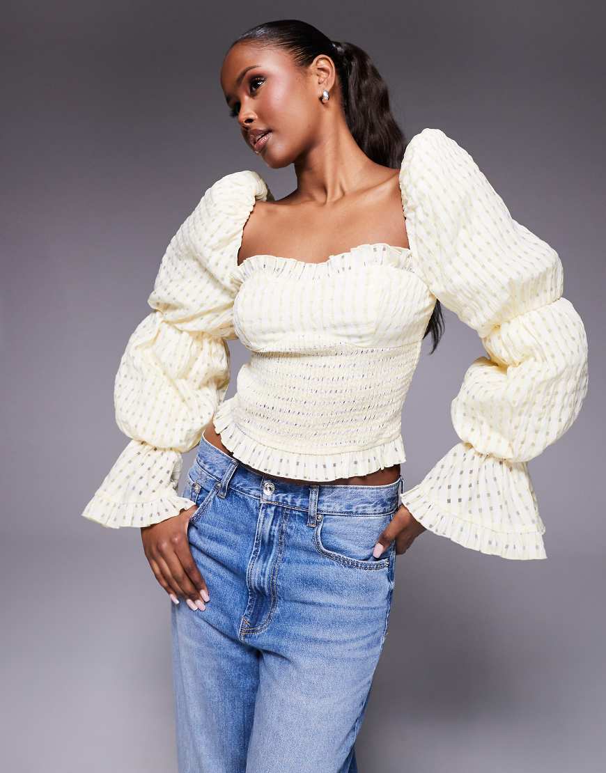 ASOS LUXE - Gesmoktes Oberteil in Buttermilch mit Textur, Puffärmeln und Vichy-Karos-Gelb ASOS LUXE - Gesmoktes Oberteil in Buttermilch mit Textur, Puffärmeln und Vichy-Karos-Gelb von ASOS LUXE