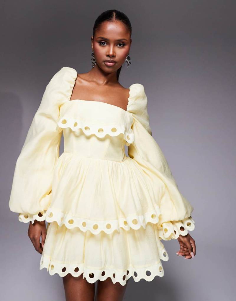 ASOS LUXE - Gestuftes Minikleid in Buttermilchgelb mit Puffärmeln und Besatz im Cut-out-Design von ASOS LUXE