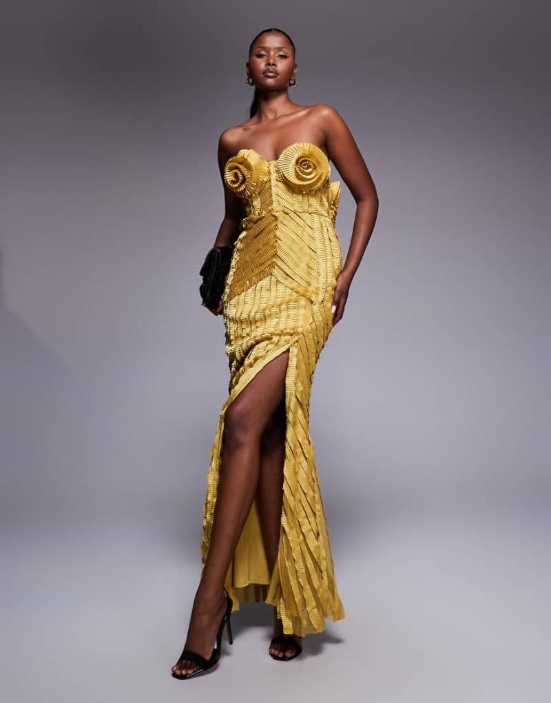 ASOS LUXE - Goldfarbenes Maxikleid mit ausgeprägter Plissierung und geformten Cups im Corsagenstil von ASOS Luxe