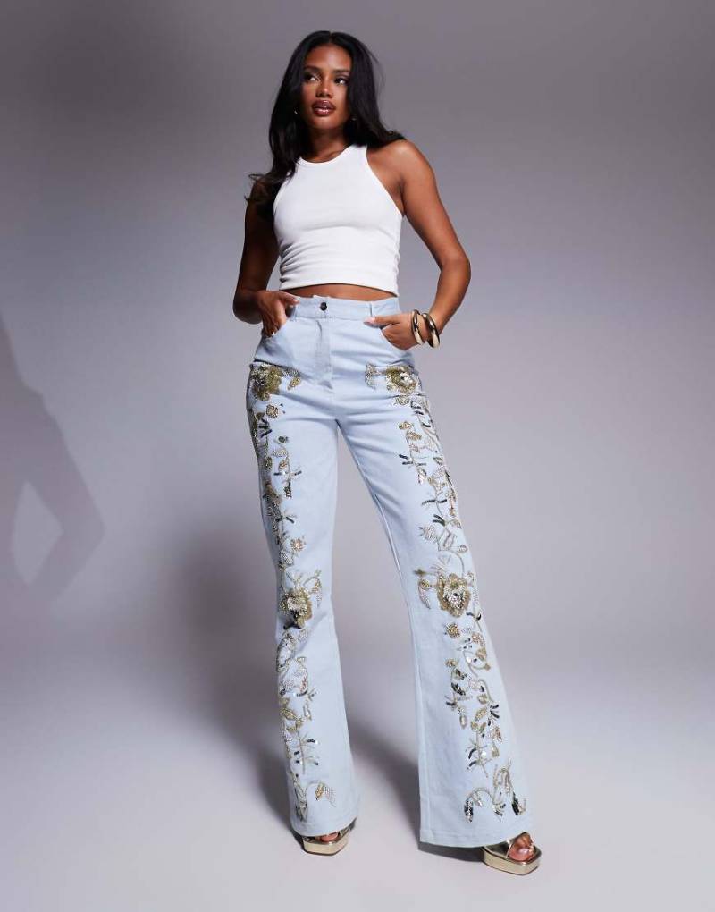 ASOS LUXE - Hochwertige Denim-Jeans in mittelblauer Waschung mit goldener Verzierung von ASOS LUXE