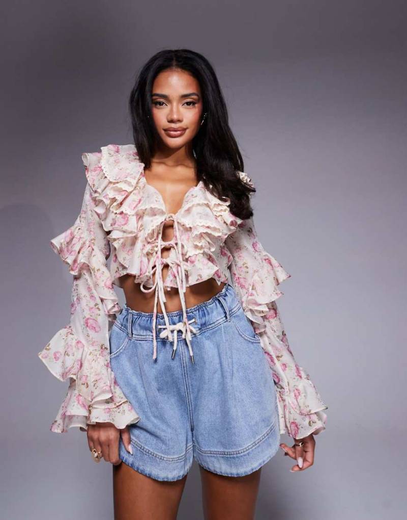 ASOS LUXE - Jacquard-Bluse in Rosa mit Blumenmuster und großen Rüschen-Weiß von ASOS Luxe