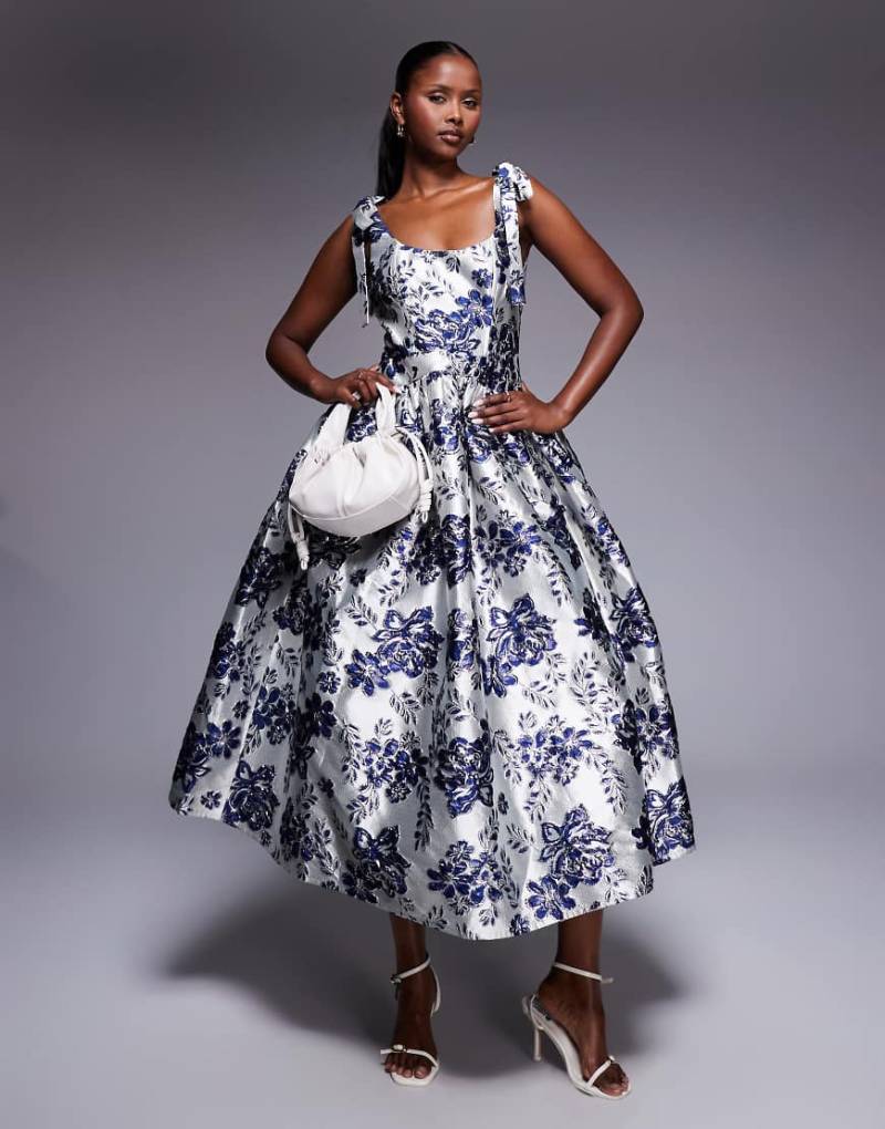 ASOS LUXE - Jacquard-Midikleid in Blau mit weitem Rock und Blumenmuster-Bunt von ASOS LUXE