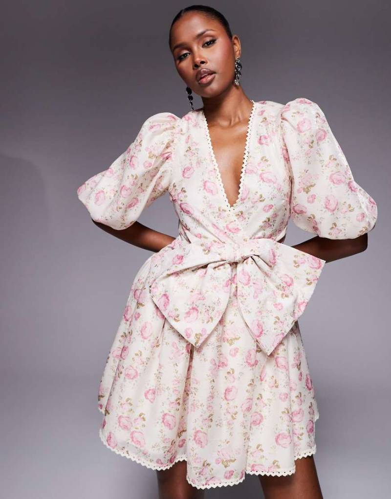 ASOS LUXE - Jacquard-Minikleid mit Blumenmuster, Puffärmeln und Zierschleife-Weiß von ASOS Luxe