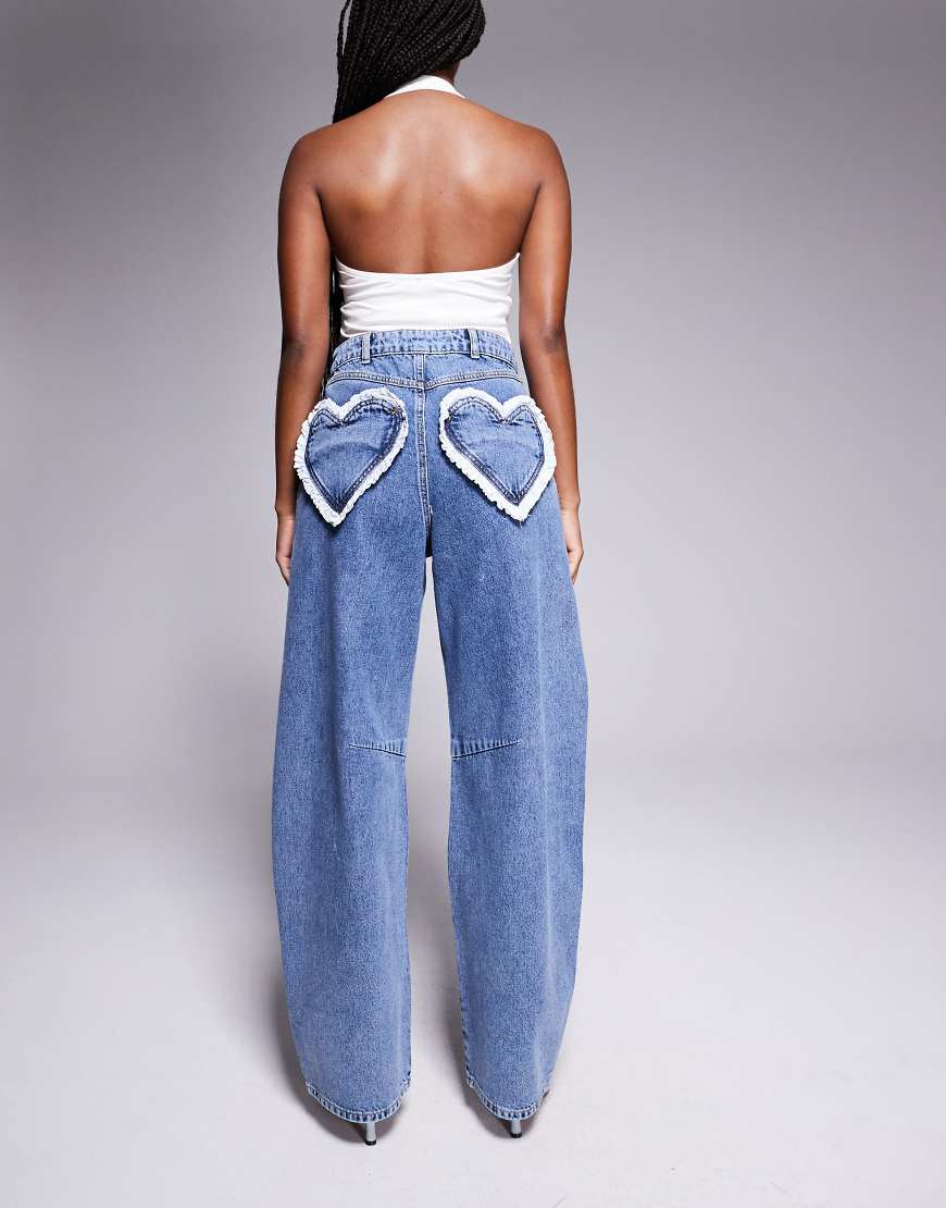 ASOS LUXE - Jeans aus Denim in mittelblauer Waschung mit weitem, abgerundetem Bein und herzförmigen Taschen von ASOS LUXE