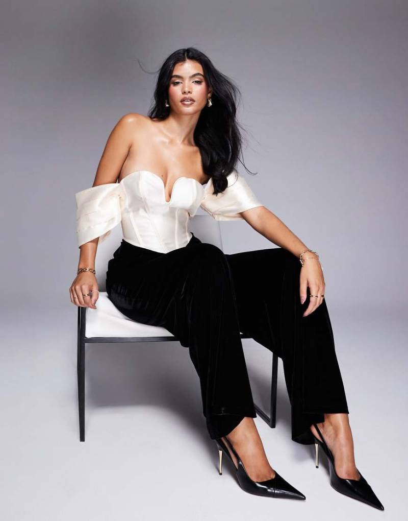 ASOS LUXE - Jumpsuit mit Korsett-Oberteil aus Satin mit Samthose in Schwarz von ASOS Luxe