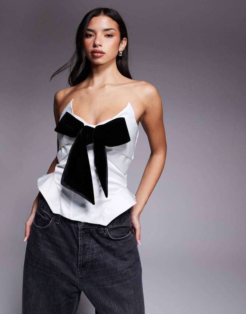 ASOS LUXE - Korsett-Oberteil aus verstärktem Satin in Weiß mit Samtschleife ASOS LUXE - Korsett-Oberteil aus verstärktem Satin in Weiß mit Samtschleife von ASOS LUXE