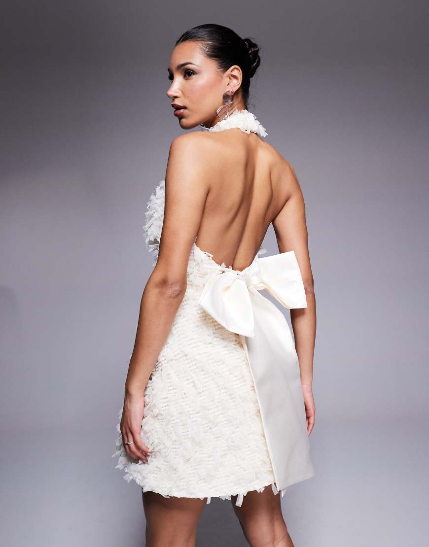 ASOS LUXE - Kurzes, strukturiertes Jeanskleid in Creme mit Neckholder und Schleife hinten-Bunt ASOS LUXE - Kurzes, strukturiertes Jeanskleid in Creme mit Neckholder und Schleife hinten-Bunt von ASOS LUXE