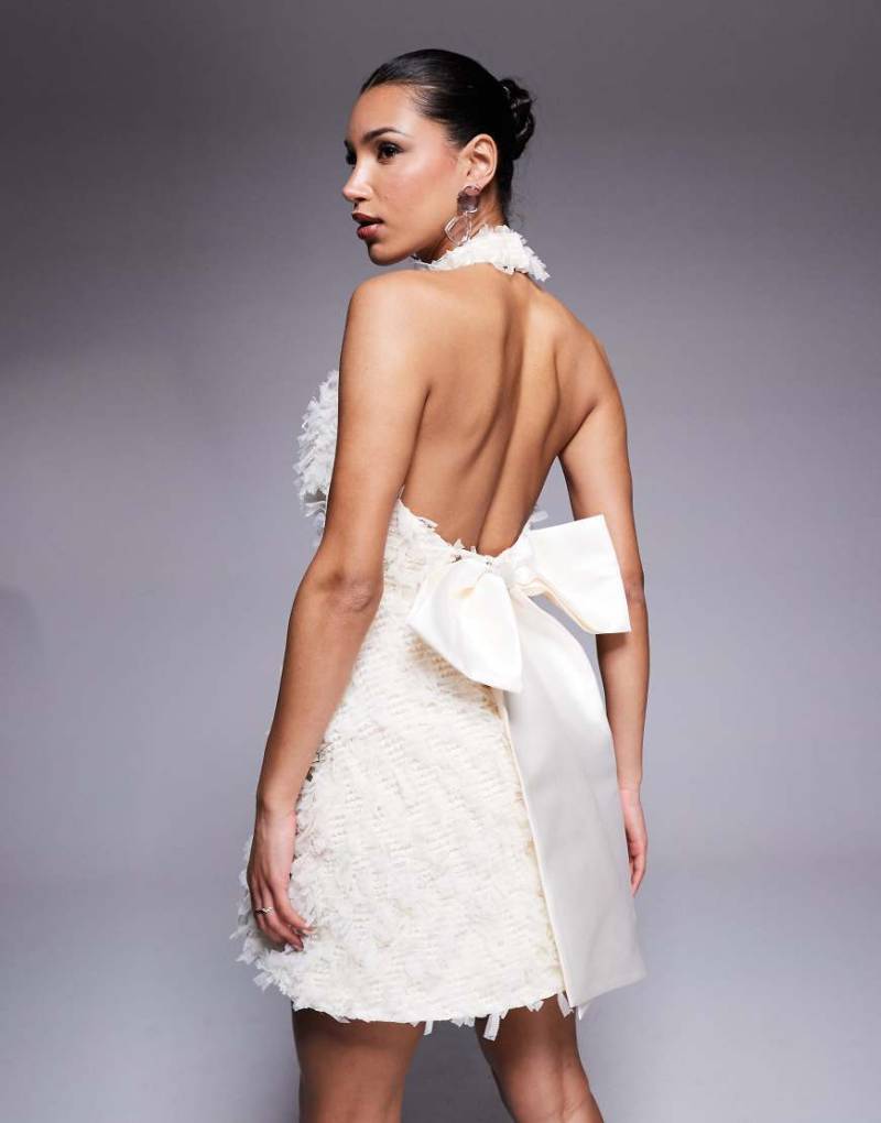 ASOS LUXE - Kurzes, strukturiertes Jeanskleid in Creme mit Neckholder und Schleife hinten-Bunt von ASOS Luxe