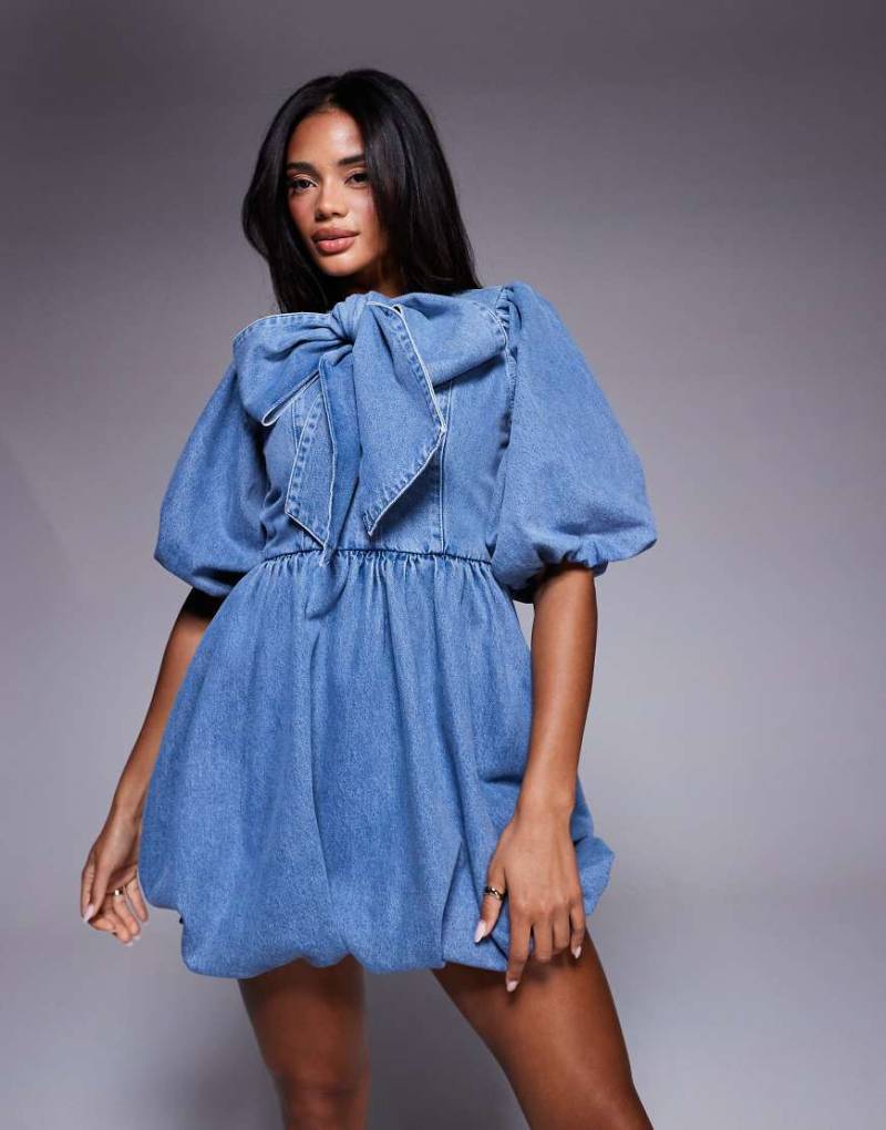 ASOS LUXE - Kurzes Jeanskleid in hellblauer Waschung mit Ballonsaum und Schluppen-Schleife von ASOS Luxe