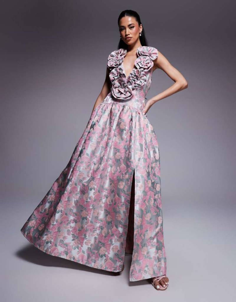 ASOS LUXE - Maxikleid aus Jacquard mit Blümchenmuster, tief angesetzter Taille und Ansteckblume-Rosa von ASOS Luxe