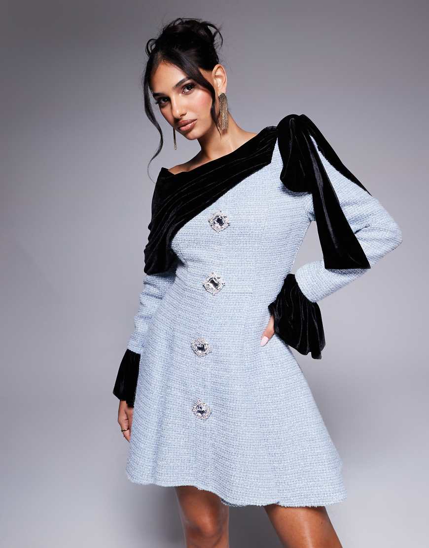 ASOS LUXE - Minikleid aus Bouclé und Samt in Eisblau mit verzierten Knöpfen-Grün ASOS LUXE - Minikleid aus Bouclé und Samt in Eisblau mit verzierten Knöpfen-Grün von ASOS LUXE