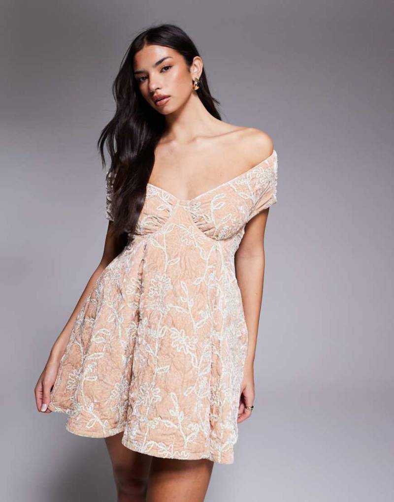 ASOS LUXE - Minikleid aus Samt in Rosa mit Blumenverzierung ASOS LUXE - Minikleid aus Samt in Rosa mit Blumenverzierung von ASOS LUXE