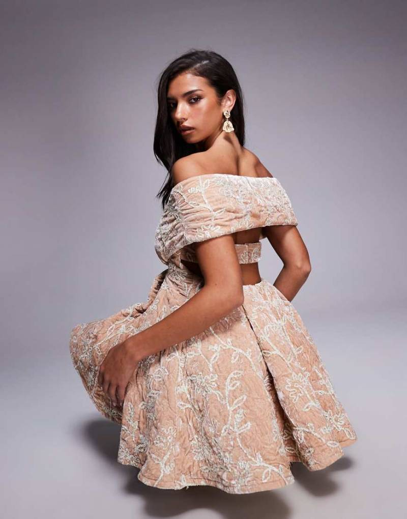 ASOS LUXE - Minikleid aus Samt in Rosa mit Blumenverzierung von ASOS Luxe