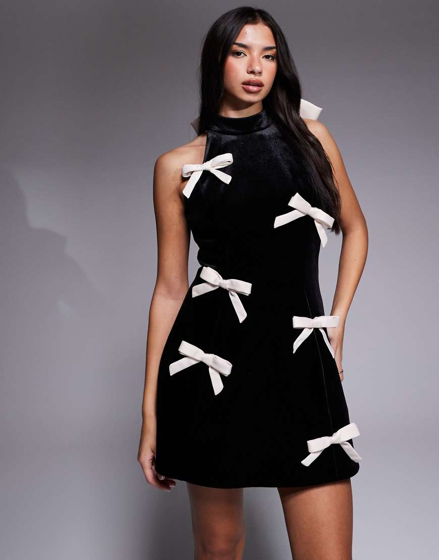 ASOS LUXE - Minikleid aus Samt in Schwarz mit hohem Ausschnitt und Schleifendetails ASOS LUXE - Minikleid aus Samt in Schwarz mit hohem Ausschnitt und Schleifendetails von ASOS LUXE