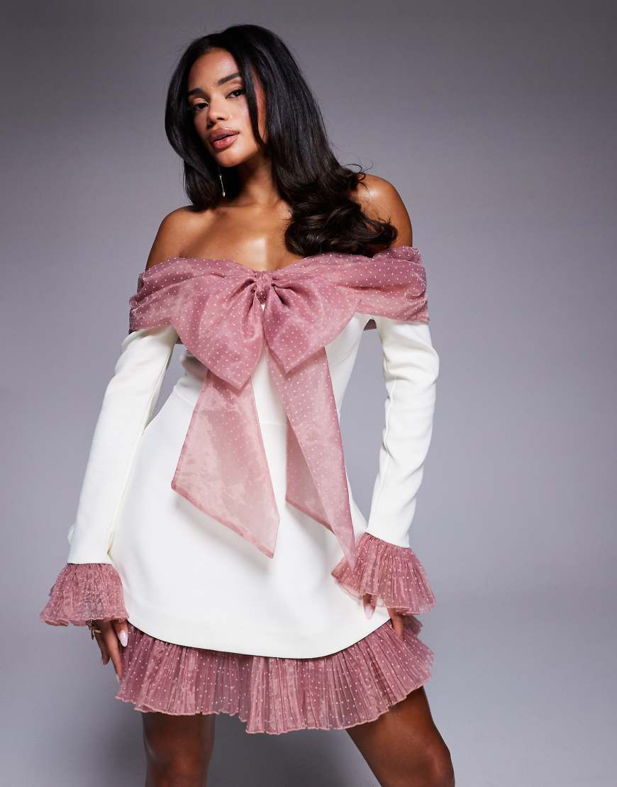 ASOS LUXE - Minikleid in Cremeweiß mit Carmen-Ausschnitt und plissiertem, leicht genopptem Organza-Detail von ASOS LUXE