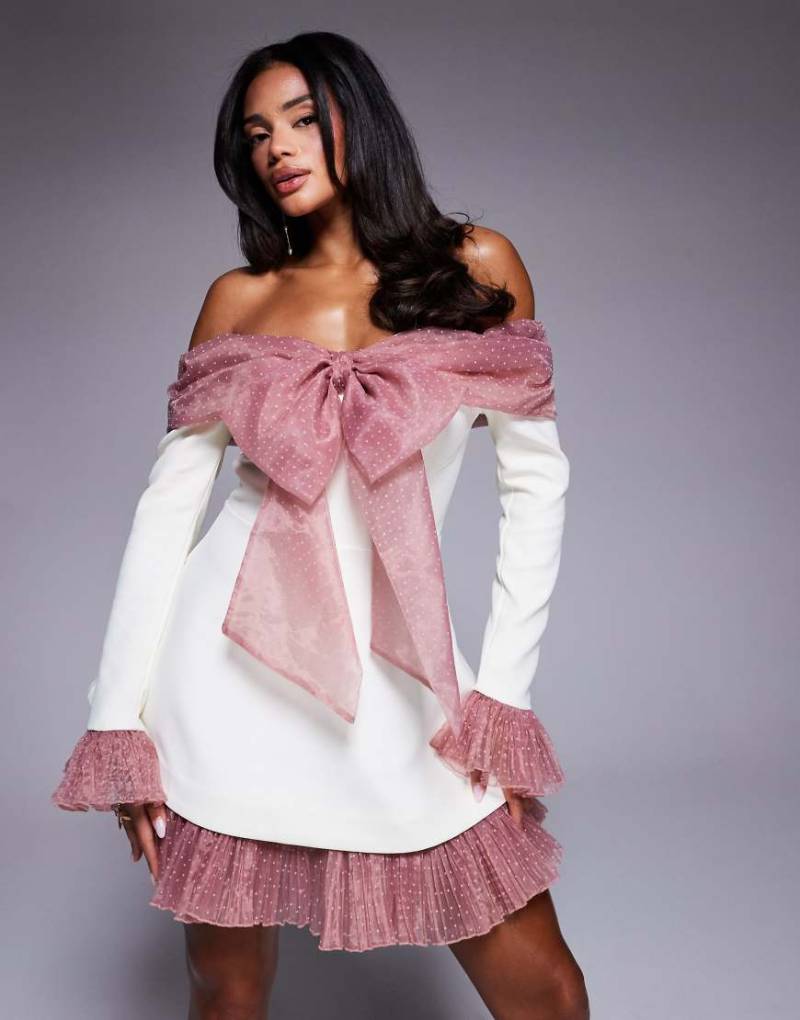 ASOS LUXE - Minikleid in Cremeweiß mit Carmen-Ausschnitt und plissiertem, leicht genopptem Organza-Detail von ASOS LUXE