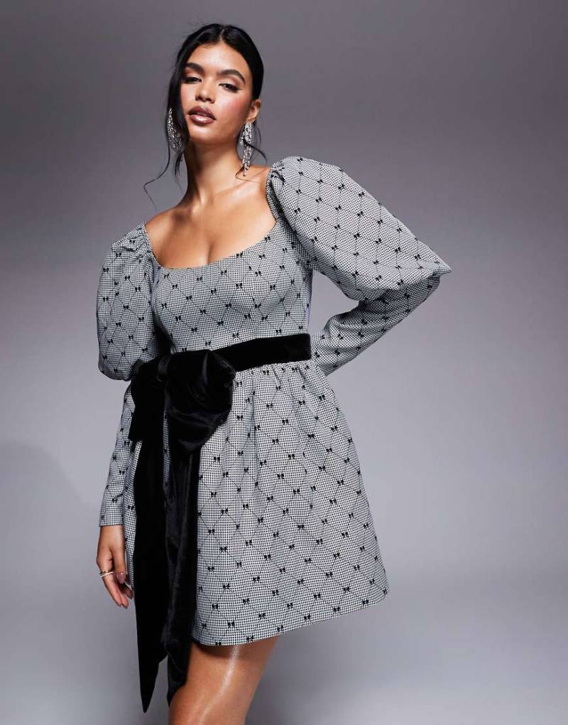 ASOS LUXE - Minikleid in Schwarz und Weiß mit Samtschleife, Puffärmeln und beflocktem Schleifenmuster-Bunt von ASOS Luxe