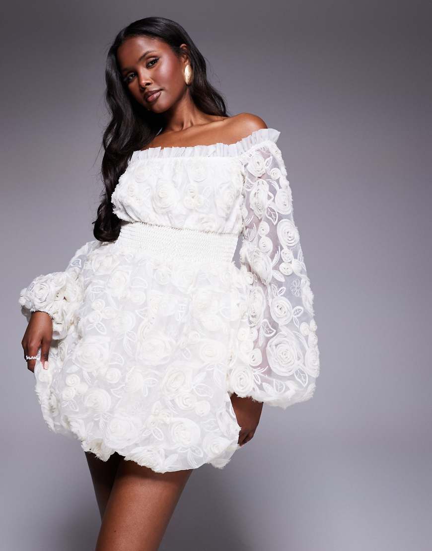 ASOS LUXE - Minikleid in Weiß mit aufgestickter 3D-Blumenstruktur und Ballonsaum von ASOS Luxe