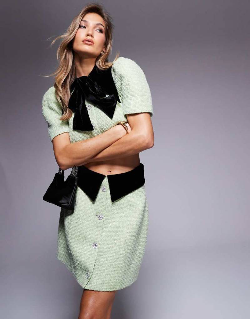 ASOS LUXE - Minirock aus Bouclé und Samt in Olivgrün mit verzierten Knöpfen, Kombiteil von ASOS Luxe