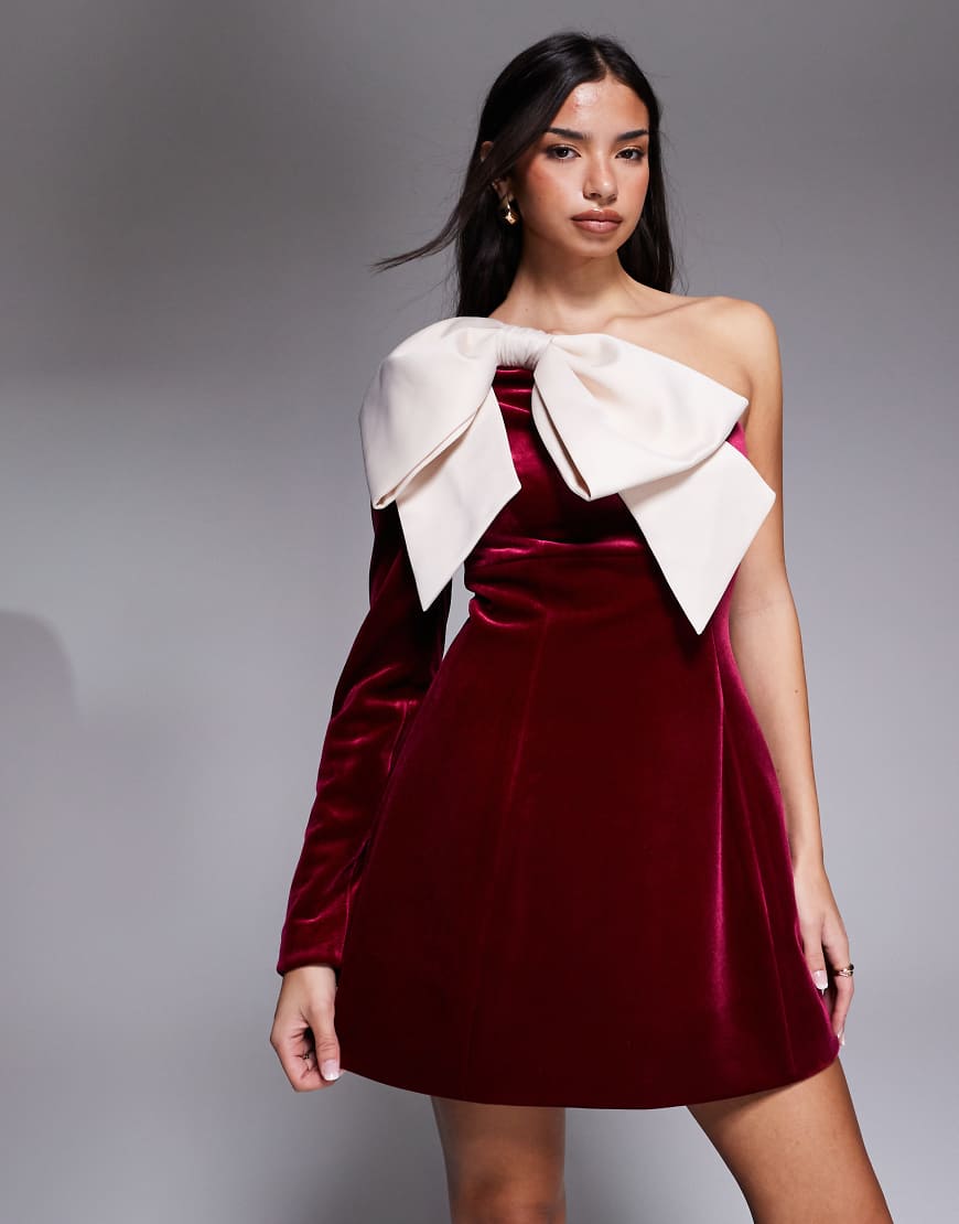 ASOS LUXE - One-Shoulder-Minikleid in Burgunderrot aus Samt mit Schleifen-Detail von ASOS LUXE