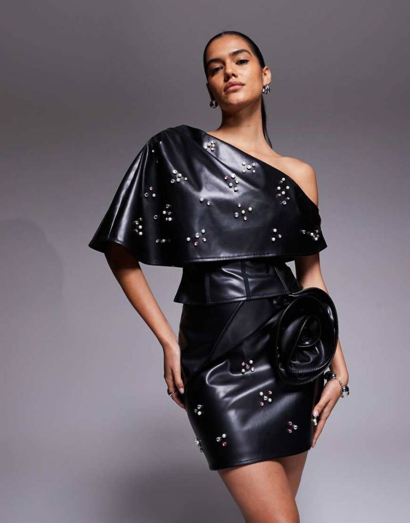 ASOS LUXE - PU-Minirock in Schwarz mit Verzierung und Ansteckblume ASOS LUXE - PU-Minirock in Schwarz mit Verzierung und Ansteckblume von ASOS LUXE