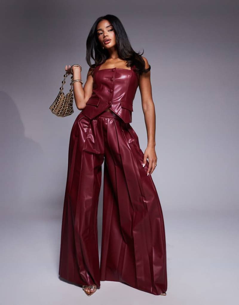 ASOS LUXE - Plissee-Hose aus Kunstleder in dunklem Kirschrot, Kombiteil von ASOS Luxe